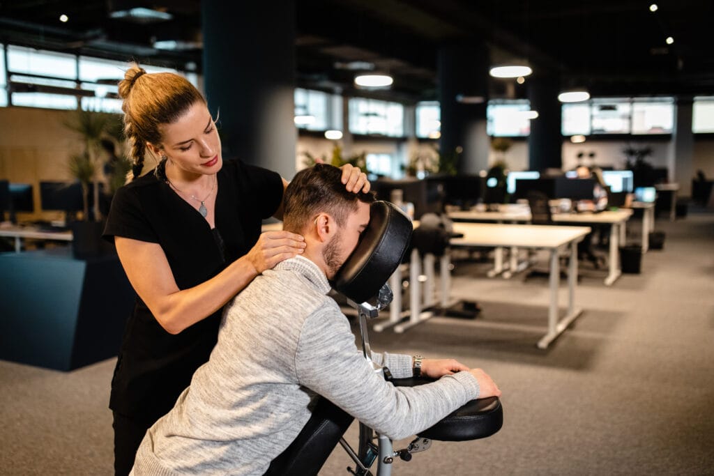 Naturopathe qui propose des massages assis en entreprise à Dijon et Bourgogne