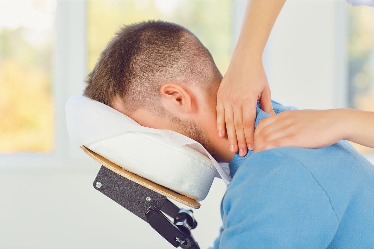 Naturopathe qui réalise des massages sur chaise ergonomique en entreprise pour relâcher les tensions du dos et de la nuque sur Dijon et la Bourgogne"